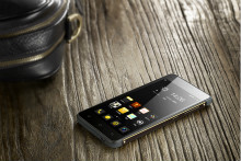 海信也来凑热闹  新发金刚智能手机