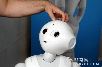 售价高达万元!Pepper机器人1分钟被抢光?(图2) 3