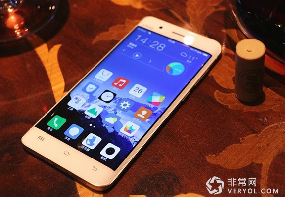 6GB运存+双曲屏成真正机皇！vivo Xplay5正式发布