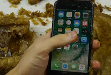 iPhone 7变态防水测试：在可乐中冰冻17小时