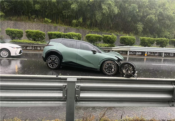 极氪X雨天高速100km/h出事故：丢轮保命、五门正常开