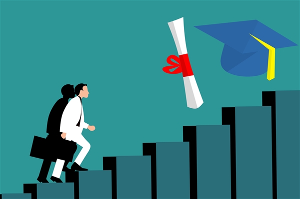 张雪峰给“文理之争”点把火：所有文科专业都叫服务业 就是‘舔’引争议