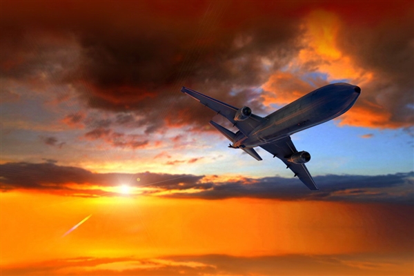 本月第二起！东航又一航班机械故障 乘客拍下高空紧急放油一幕