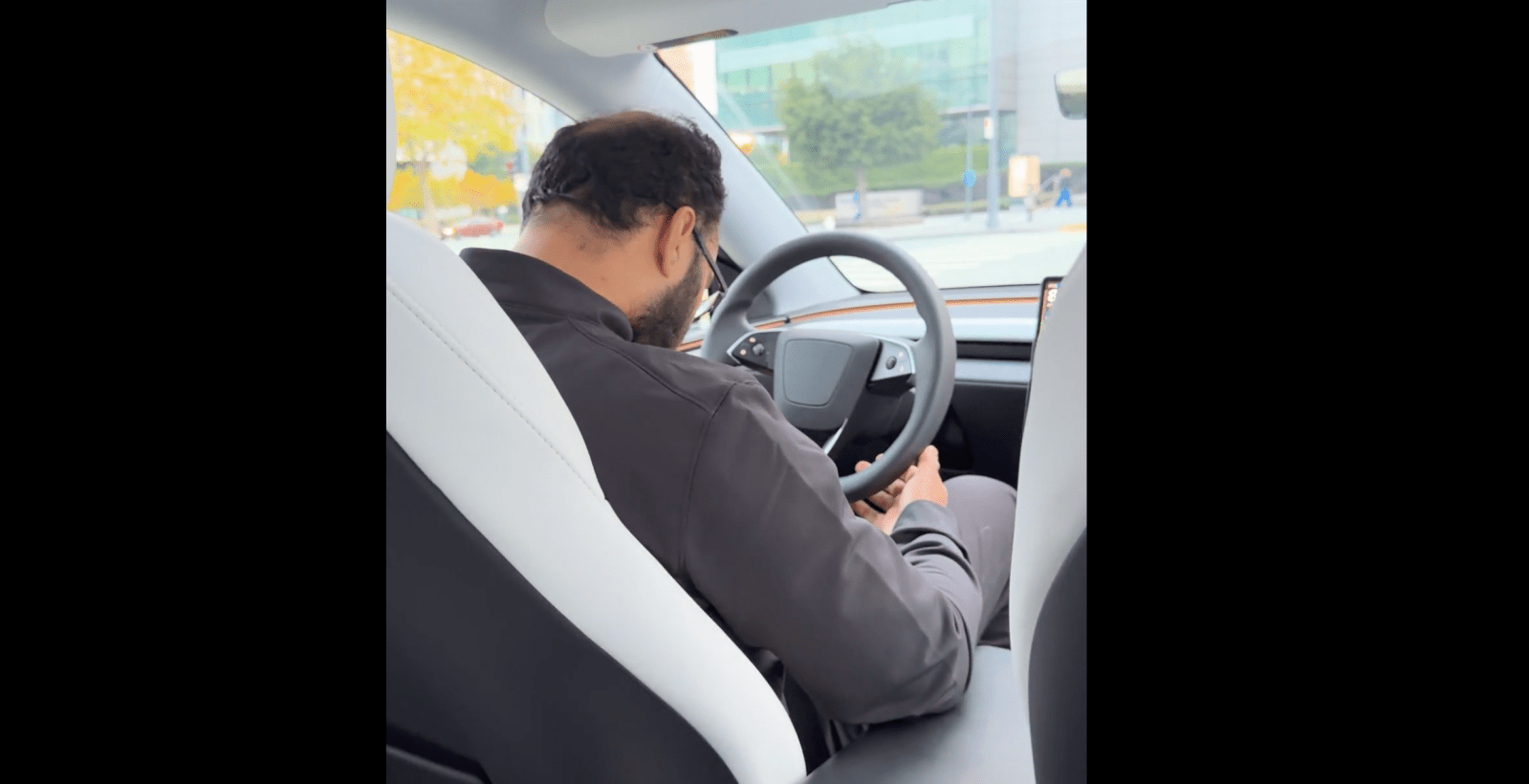 特斯拉FSD安全问题发酵：副驾睡驾视频曝光，谁敢用这个功能？