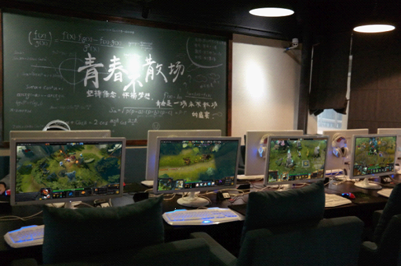 留住青春 三星显示器助成都网网可以打造主题网吧