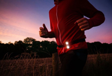 黑暗中的一缕光亮，夜跑者的安全保障