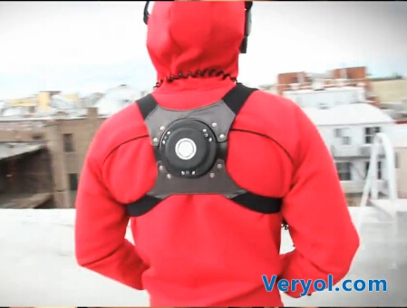 嗨到癫狂！酷似防弹衣的重低音背心