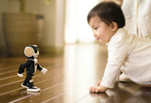 一身饰两角！夏普推出机器人型手机RoBoHon