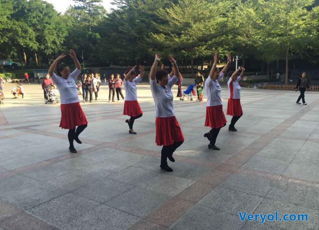 深圳中山公园广场舞上演三国杀   爱屋吉屋京沪联军激战正酣