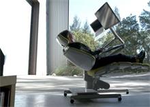 坐着站着躺着都能办公？新型办公桌出炉！