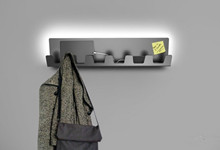 好酷炫！衣架充电、照明样样精通