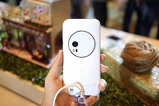 华硕发布手机 主打逆天拍照变焦功能