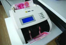商家“含泪”吞100元“土豪金”？验钞机升级谁买单？