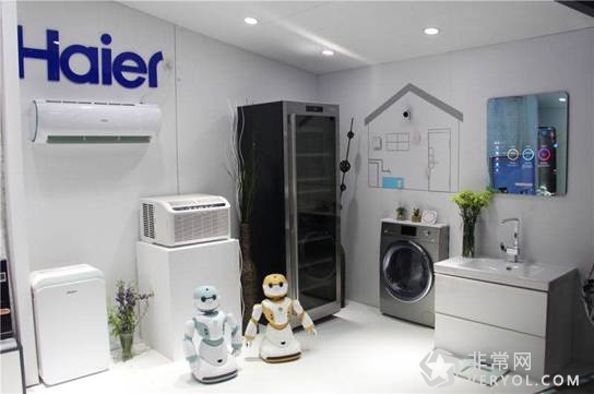 海尔U+智能机器人Ubot亮相CES  人工智能首秀引老外围观