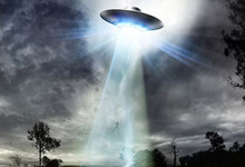 俄罗斯夜空现神秘光柱，居民误以为外星人入侵