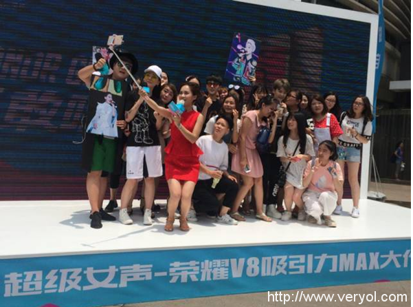 冲出国际 荣耀助阵超女登上纽约LED大屏幕