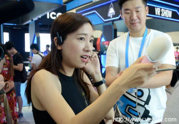 RUNBONE骨传导智能运动耳机备受时尚追捧 女主播引领时尚