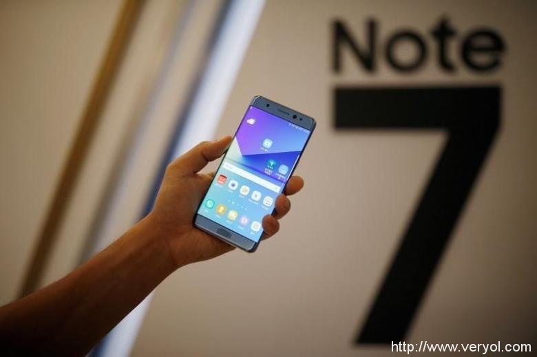 A model poses for photographs with a Galaxy Note 7 new smartphone during its launching ceremony in Seoul, South Korea, August 11, 2016.  REUTERS/Kim Hong-Ji/File Photo