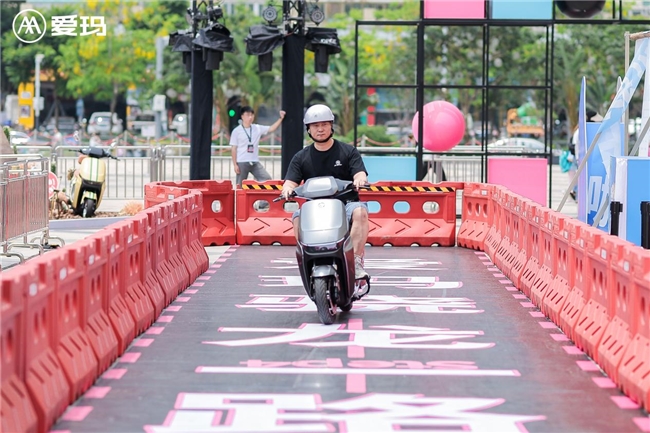 电动两轮超跑“新物种”“空降”深圳，爱玛骁龙超神试玩会刷新认知(图3)