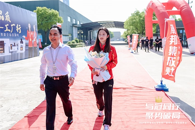 跳水冠军张蕊走进潮邦工厂，共鉴品质与美味的融合，助力潮邦智能全场景厨电！(图1)