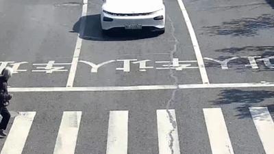 小鹏P7停车礼让 随后看呆:老奶奶5秒跑过斑马线还竖大拇指