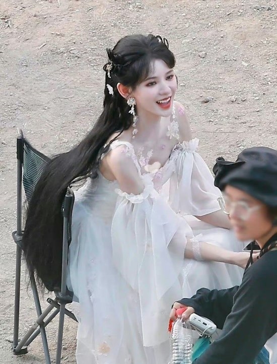 真人《斗罗大陆2》路透照：张予曦版小舞白裙绝美可人