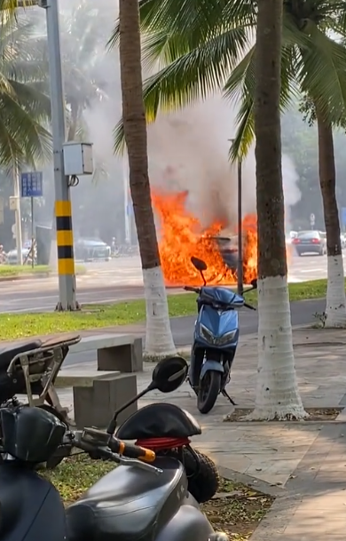 海口一辆新能源汽车街头自燃：从冒烟到烧毁仅5分钟 车主旁观无奈