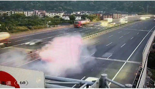 高速上惊现喷气式汽车 车尾一路滚滚浓烟 涡轮增压器坏了