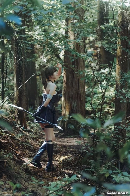 穿这么少不怕蚊子吗 《芙莉莲》尤贝尔森林cos写真