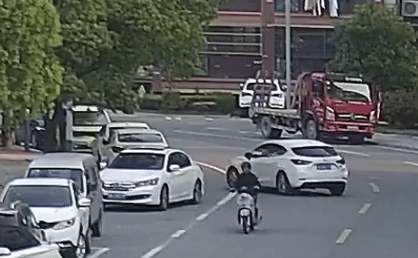 13岁孩子偷开马自达上路 撞坏7辆车 被保洁阿姨拦停