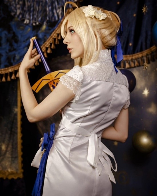 俄妹COS《Fate》Saber：泳装呆毛王 靓丽吸睛