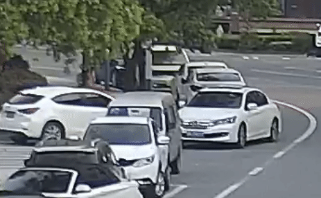 13岁孩子偷开马自达上路 撞坏7辆车 被保洁阿姨拦停