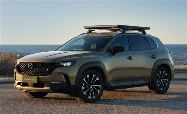 经典重现!梁家辉把玩马自达CX-50行也车模 网友:别坐、堵车