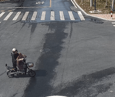 女司机穿高跟鞋开车撞人 谎称光脚开车 科普:光脚也违法