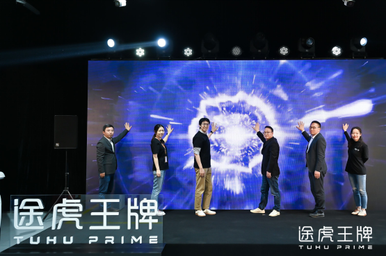 开新能源车再也不用戴草帽了!途虎王牌“冰川之境”窗膜发布:透光又挡热