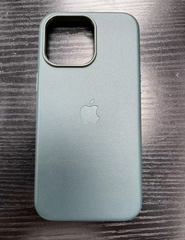 售价万元起步 iPhone 15 Ultra手机壳泄密：物理拍照键没跑了