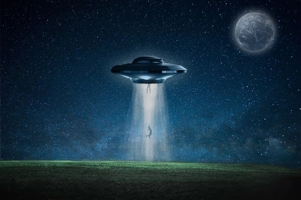 美公布最新疑似UFO视频:半透明状银色球体高空高速飞行