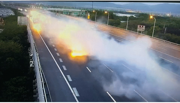 高速上惊现喷气式汽车 车尾一路滚滚浓烟 涡轮增压器坏了