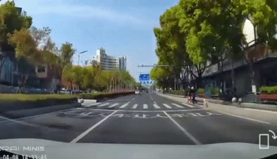 小鹏P7停车礼让 随后看呆:老奶奶5秒跑过斑马线还竖大拇指