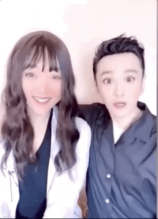 吴京与粉丝合照被滤镜坑惨:没有明星能逃过美颜摧残