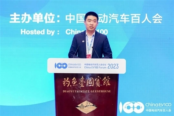 李想公布“2025年新能源五大常任理事品牌”其中三席:比亚迪、特斯拉和华为