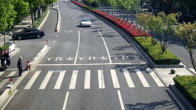 小鹏P7停车礼让 随后看呆:老奶奶5秒跑过斑马线还竖大拇指