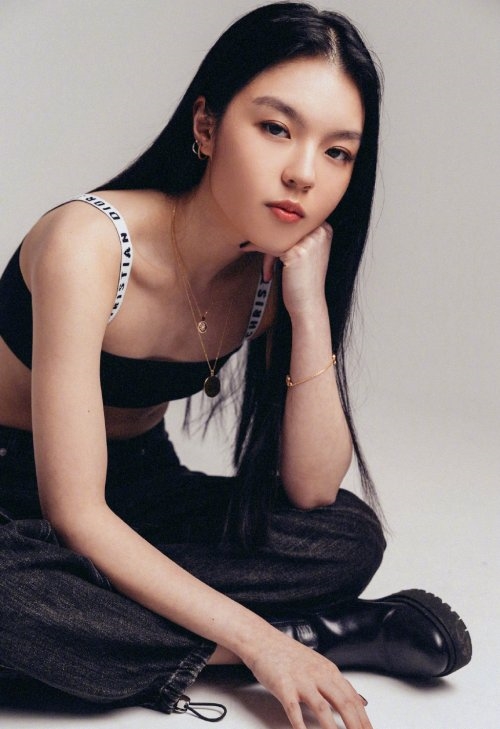 网曝李咏女儿法图麦将作为演员出道：精通五种语言的学霸
