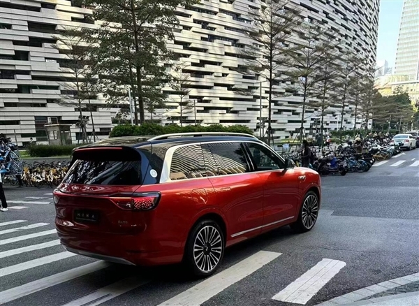 可自定义图案和文字!网友晒问界M9后尾灯:秒变婚车(图2) 可自定义图案和文字!网友晒问界M9后尾灯:秒变婚车