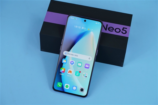 全球首发量产240W秒充！真我GT Neo5图赏