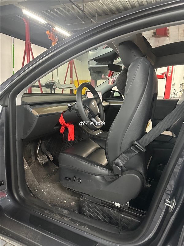 车主称差点被Model Y座椅“单杀” 特斯拉回应：脚垫压坏了线束