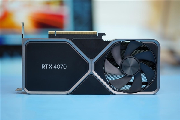 延续4090外观 小巧太多了!NVIDIA RTX 4070公版图赏