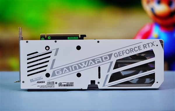 第三代“风雪”散热器 小巧高颜值!耕升RTX 4070踏雪显卡图赏