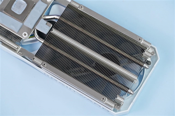 纯白外壳淡雅清新！耕升RTX 4060 Ti踏雪显卡图赏