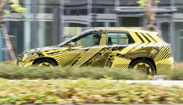 有望搭载比亚迪电池!哪吒L首张官方预告图曝光(图2) 有望搭载比亚迪电池!哪吒L首张官方预告图曝光